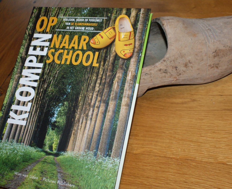 Boek Op klompen naar school