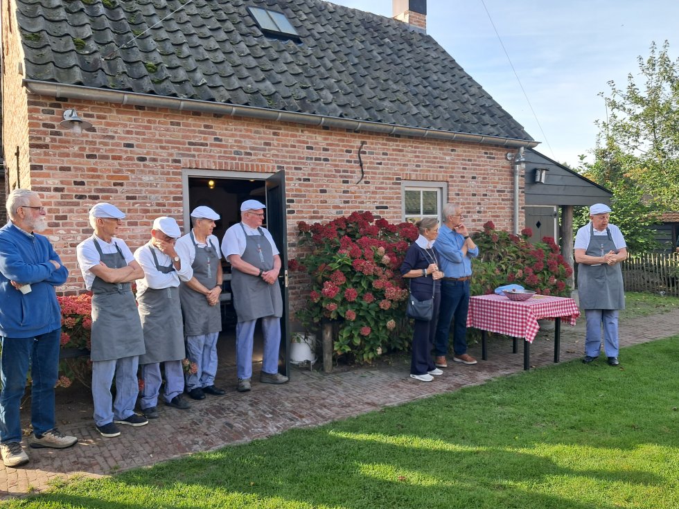 Guus van Heereveld (rechts) spreekt Jos en Ineke van Eijndhoven toe